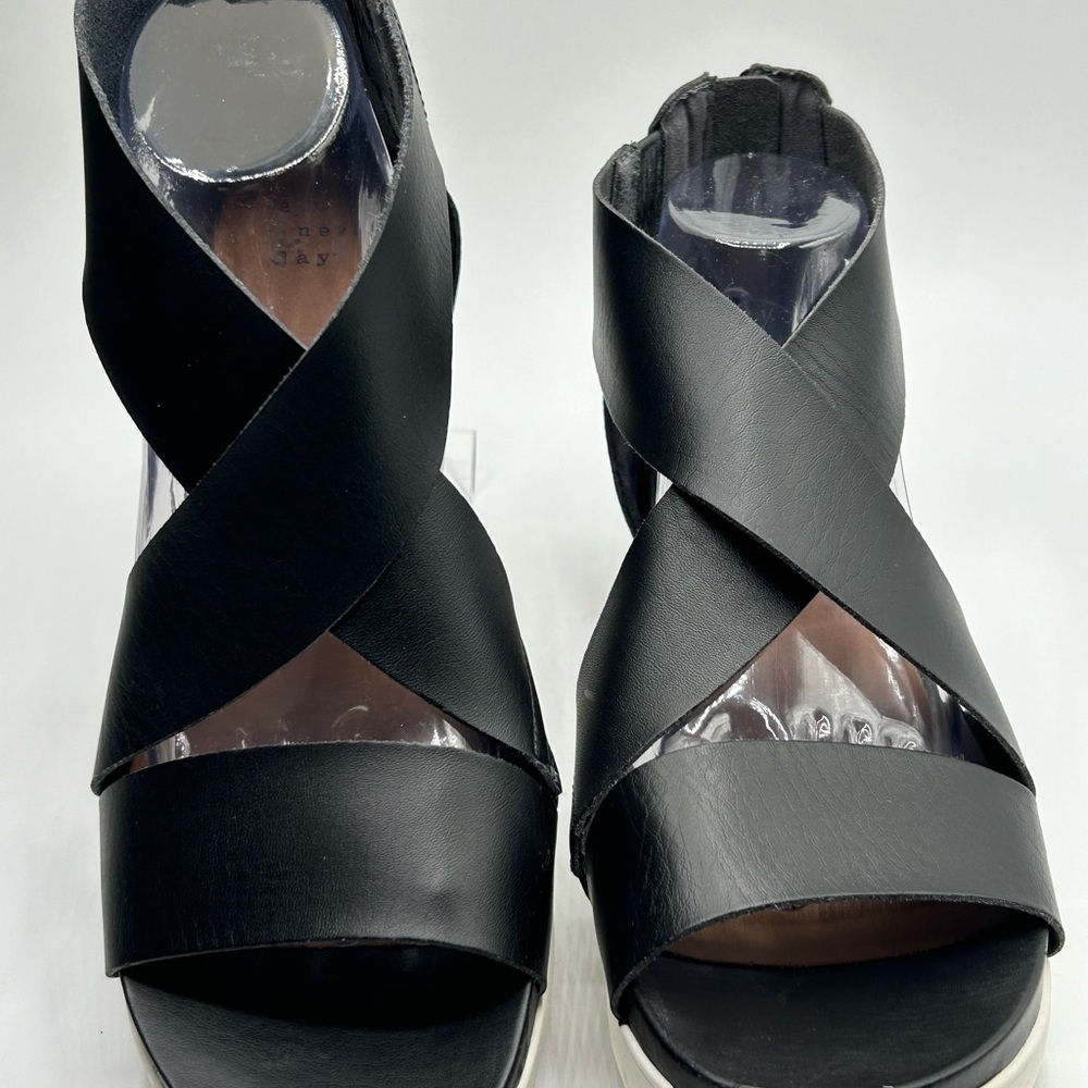 A New Day Black Crisscross Sandals w/White Soles Size 10. - Picture 4 of 9